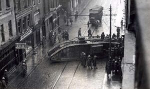 Britiske tropper med en Mark IV-tank, fotograferet i Abbey Street under opstanden.