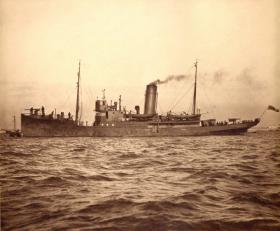 HMS Helga. en fiskeri-fartøj ombygget til kanonbåd. Fra floden Liffey beskød den Dublins indre by med svært artilleri.