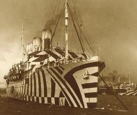 Det britiske slagskib SS Empress of Russia, fotograferet i 1918, bemalet i det karakteristiske dazzle-mønster.