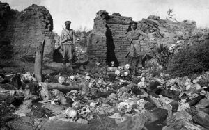 Osmannernes systematiske folkedrab på armenierne i 1915-17 benægtes den dag idag af Tyrkiet - men står i virkeligheden kun tilbage for nazisternes jødeforfølgelser på det rent numeriske plan. Grusomhederne er overordentligt veldokumenterede.