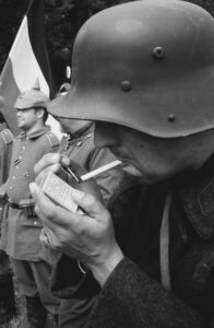 Rygning var meget udbredt blandt soldaterne. Men ingen ville drømme om at stille sig op og vifte med en brændende tændstik ovenfor løbegravene (modelfoto)