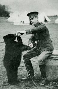 Lt. Coleburn og Winnie (den senere Petr Plys), fotograferet i sommeren 1914.