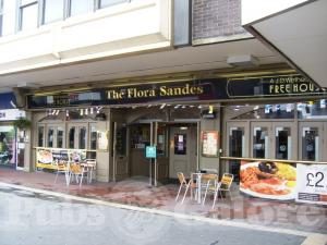 Flora Sandes opnåede den højeste æresbevisning en englænder kan nå; i hendes hjemby Thornton Heath nær Croydon, South London, er en pub blevet opkaldt efter hende!