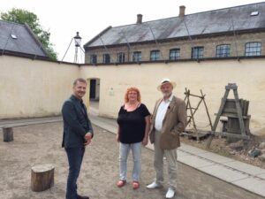 "Historiequizzen" på besøg på Danmarks Forsorgsmuseum i Svendborg (undertegnede m. Madam Fab & Adrian Hughes)